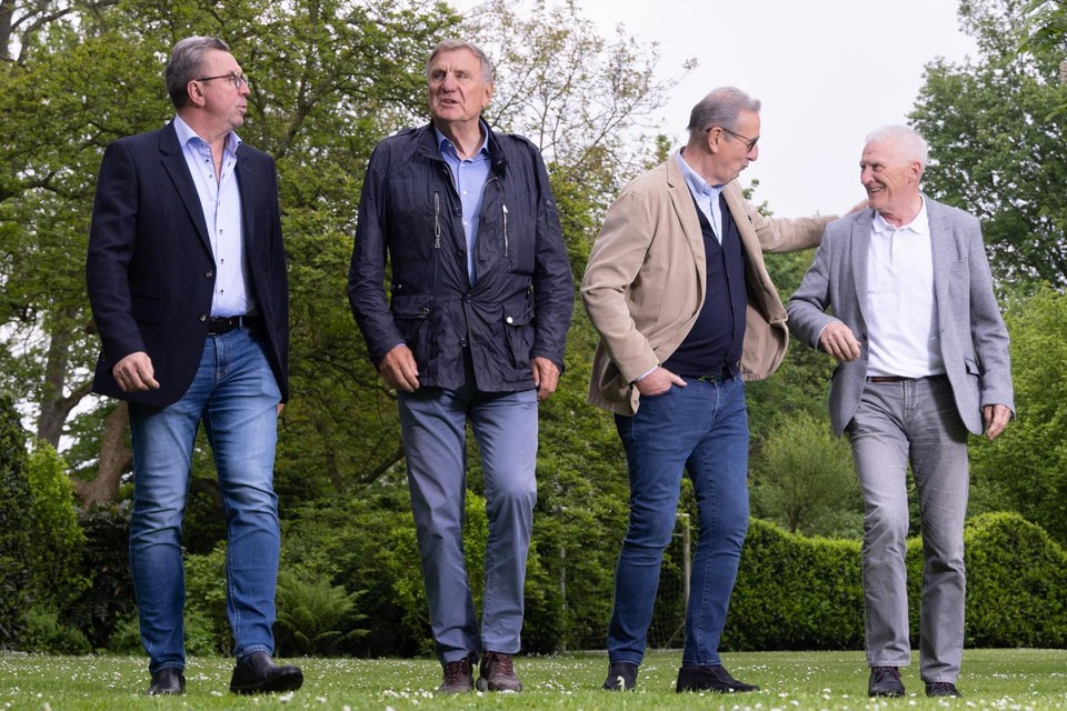Lorenzo Staelens, Jan Ceulemans, Georges Leekens en Julien Cools in de tuin van Hotel Geerts in Westerlo.