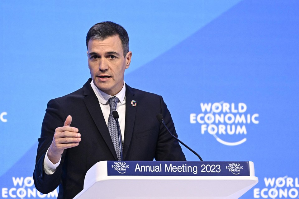 Pedro Sánchez riep in de marge van het Wereld Economisch Forum in Davos op tot onderhandelingen met Poetin.