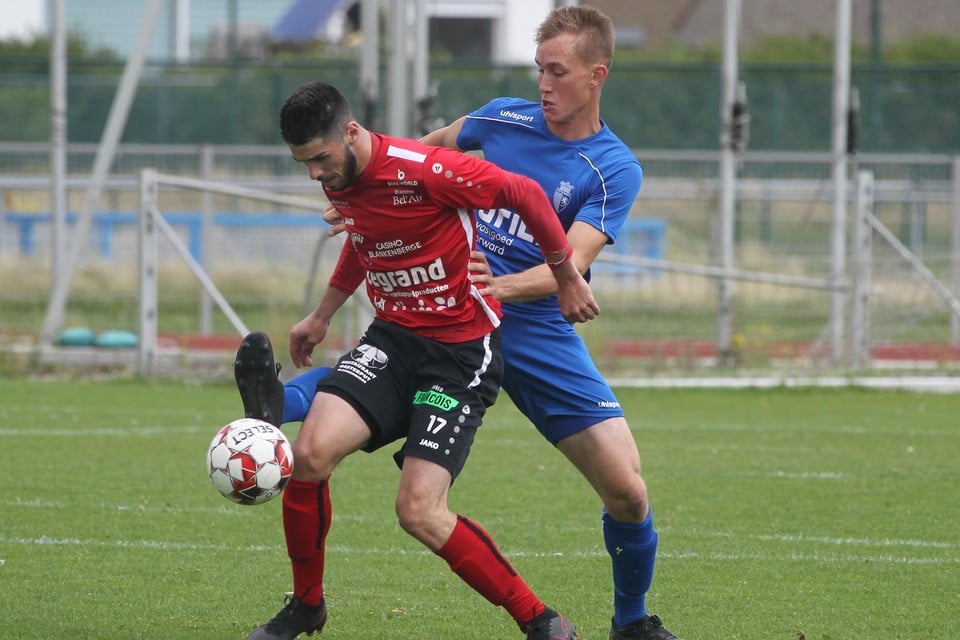 Blankenberge-Rumbeke 0-0: Giovanni Longueville voelt Jonas Van Exem in de rug zitten.