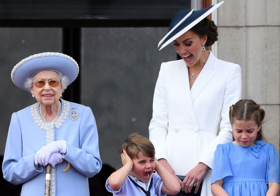 Koningin Elizabeth, prins George, Kate Middleton en prinses Charlotte 