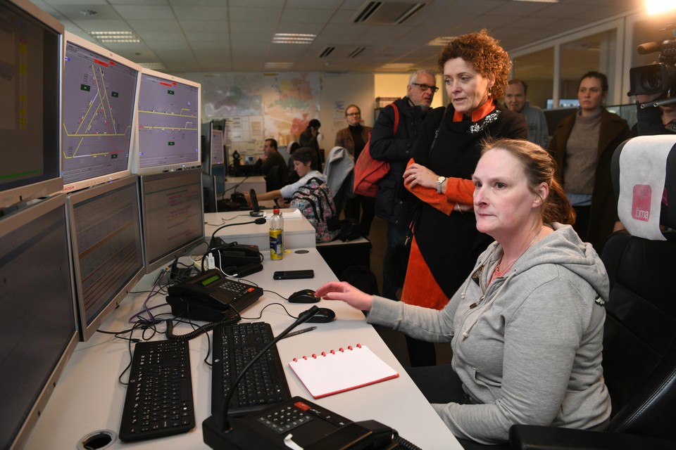 Vlaams minister voor Mobiliteit Lydia Peeters (Open Vld) liet zich informeren over de dagelijkse gang van zaken in de dispatching van De Lijn.
