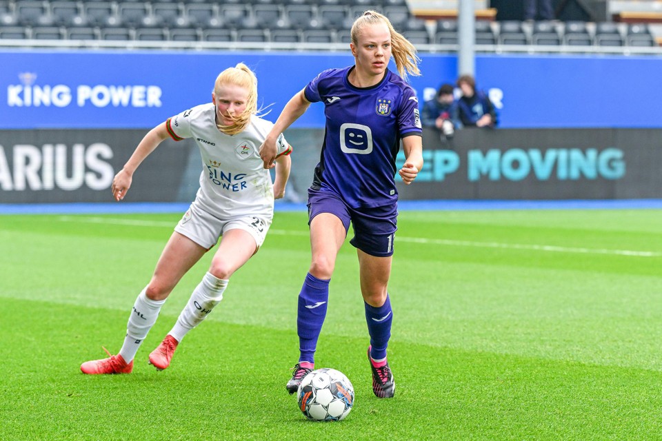 Sarah Wijnants (11) of Anderlecht pictured in a duel with Shari