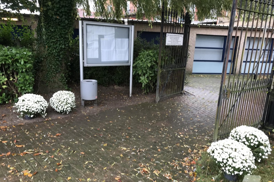 Aan de ingang van de begraafplaats van Kortemark werden al potten met chrysanten gestolen.