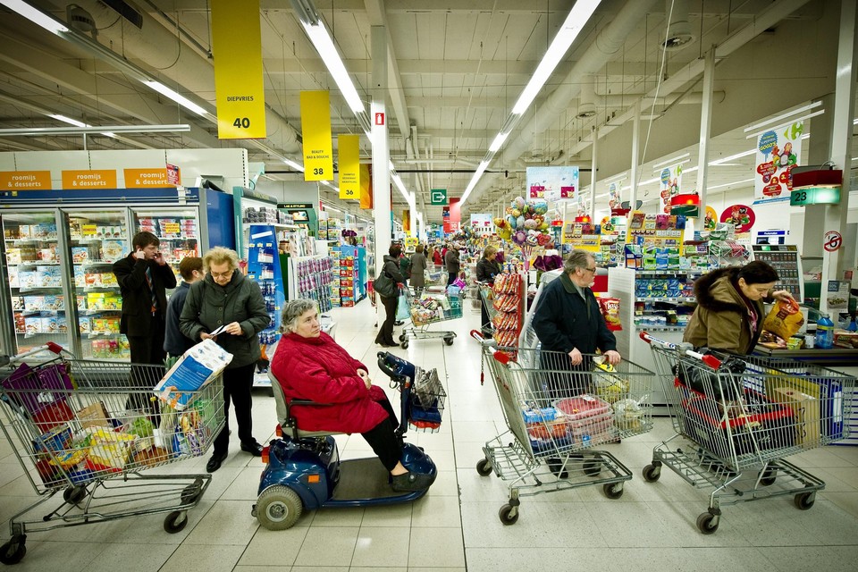 Consumenten houden de hand op de knip, supermarkten zien hun handelsvolume terugvallen. 