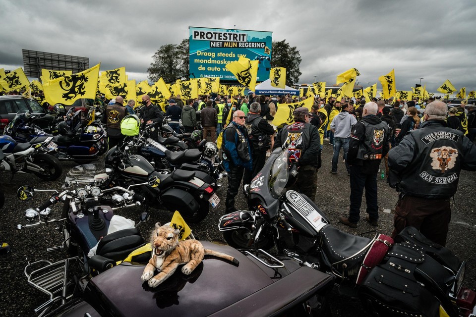 De ‘protestrit’ van Vlaams Belang op 27 september. Op de affiche staat onderaan het WhatsApp-logo en een telefoonnummer van de partij. 