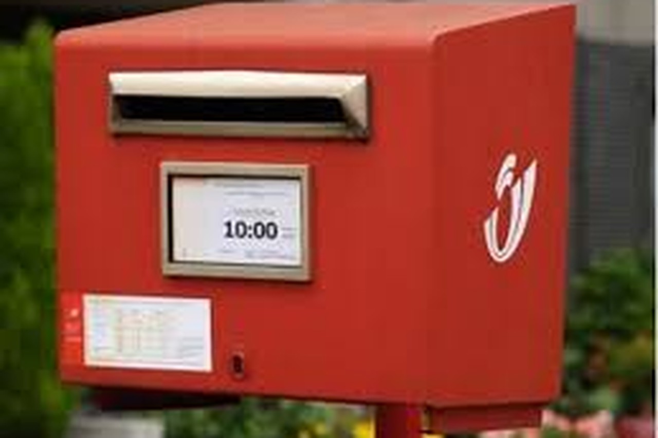 Zeven rode brievenbussen in Sint-Pieters-Leeuw (Sint-Pieters-Leeuw) Het Nieuwsblad