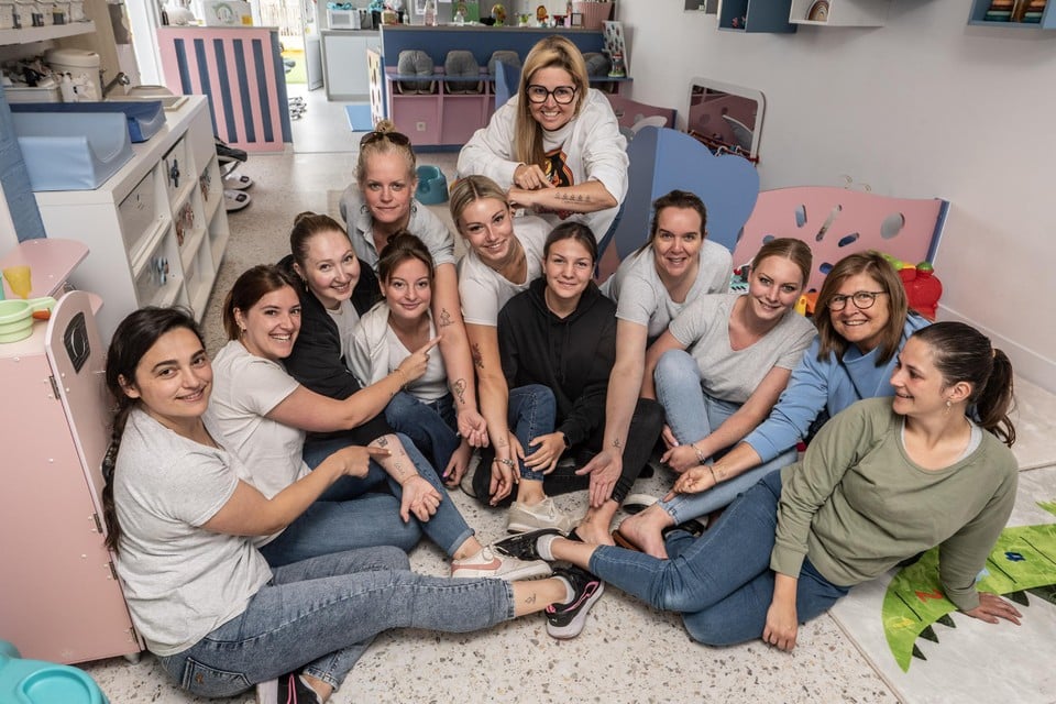 These women are so proud of their employer that they have logo tattooed: « A small tattoo, but with a great meaning » (Ledegem)