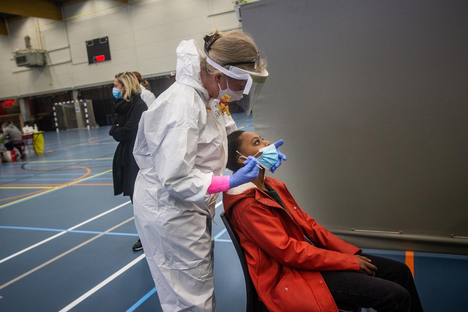 In een sporthal werden leerlingen getest op het coronavirus. 