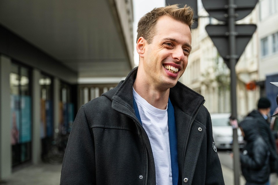 Een knuffel van een superfan en snel nog even op café: zo verliep de ochtend van Jos D’Haese (Borgerhout)