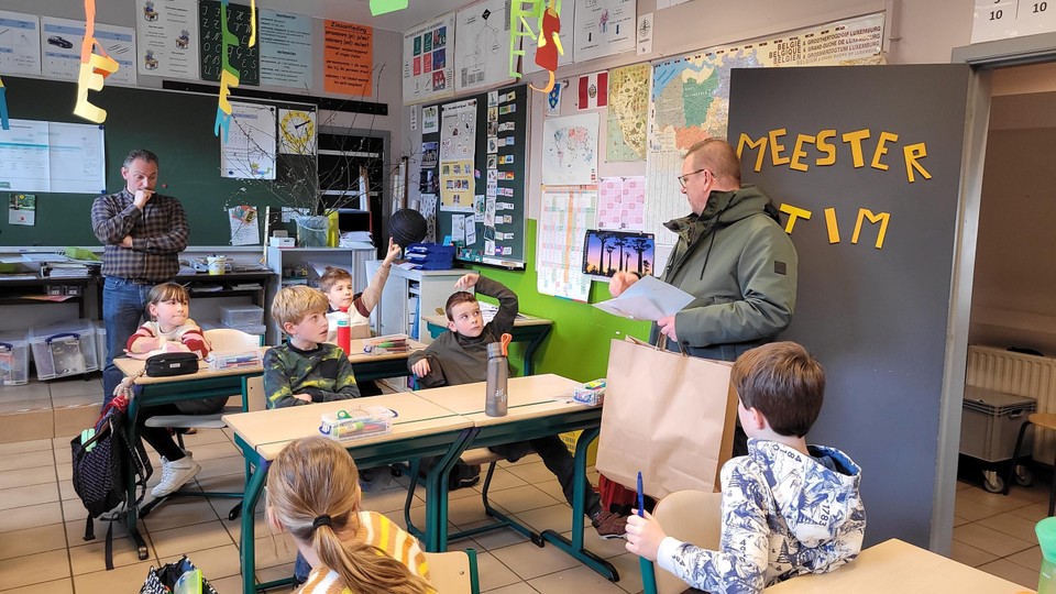 Mayor Deckers pays a surprise visit to Master Tim's fourth class, where Willem Vervoort is sitting.
