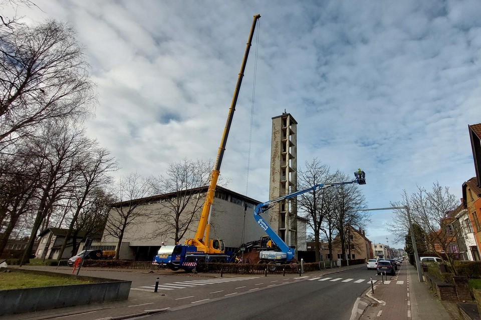De kerktoren van Oostveld gaat volgende week volledig tegen de vlakte.
