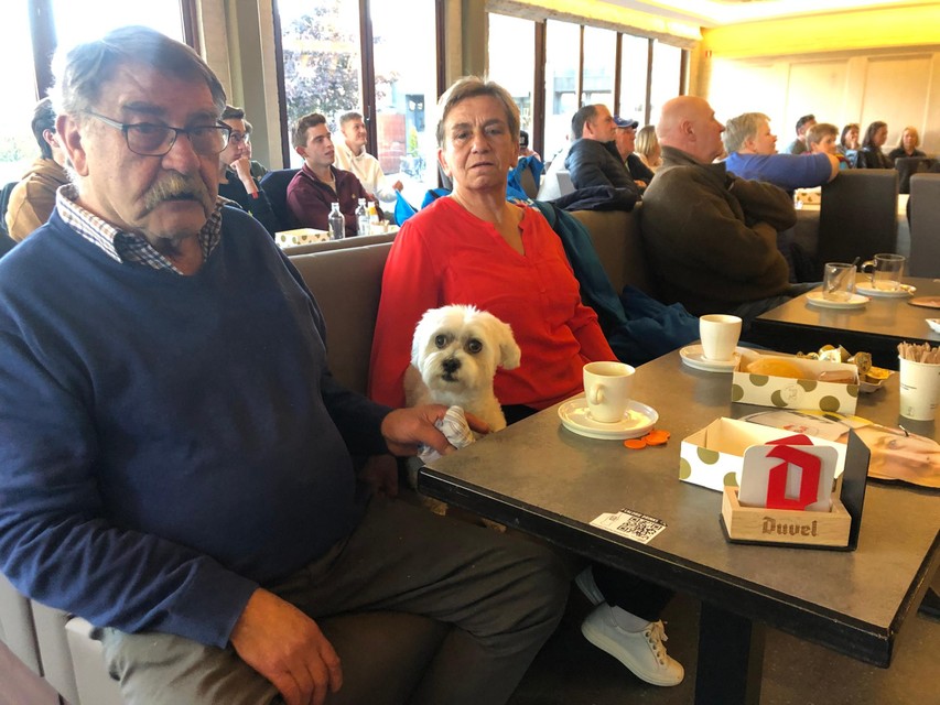 Paul Dockx en Erna Stickers en hun hondje Duts kwamen mee supporteren voor Wout in het parochiecentrum in Lille. 