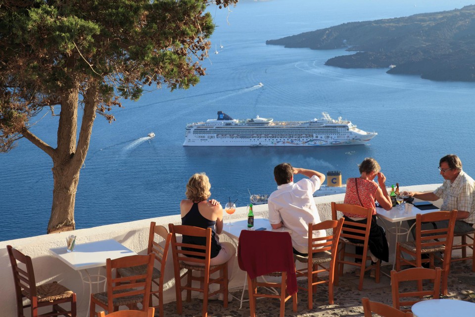 Santorini alleen al moest vorig jaar 800 cruises en 1,3Â miljoen toeristen verwerken.