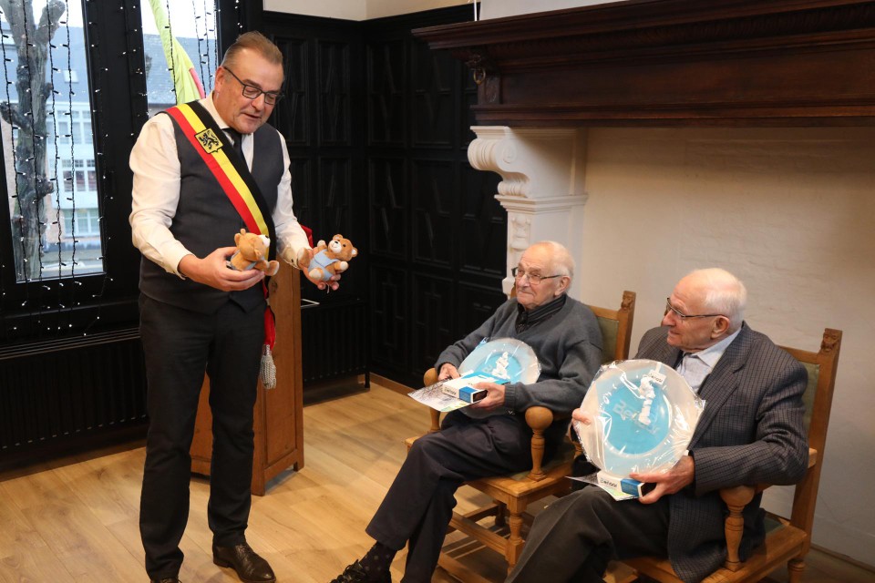 De burgemeester had enkele cadeautjes klaar. 
