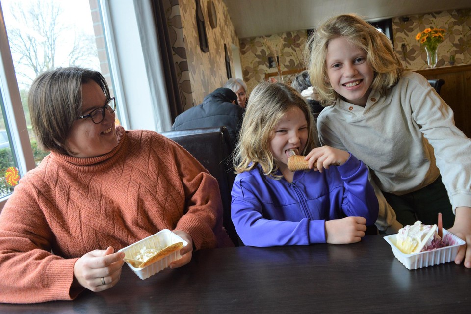Mama An, Kato (7) en Thomas (10). De eerste schepijsjes van dit seizoen waren voor hen.