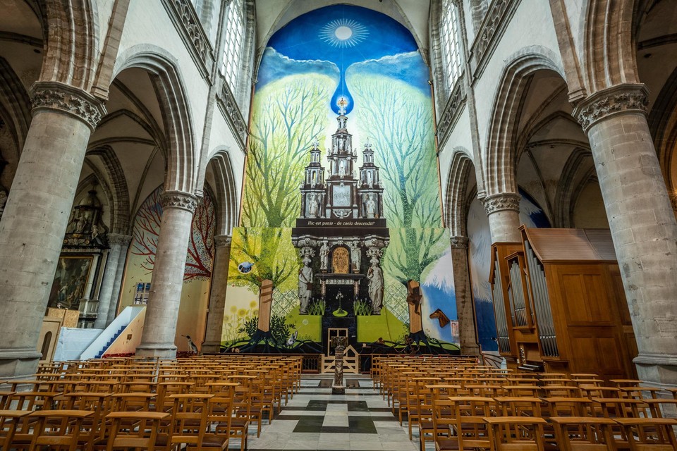 Het hoogkoor van de Sint-Martinuskerk ziet er voortaan kleurrijk uit. 