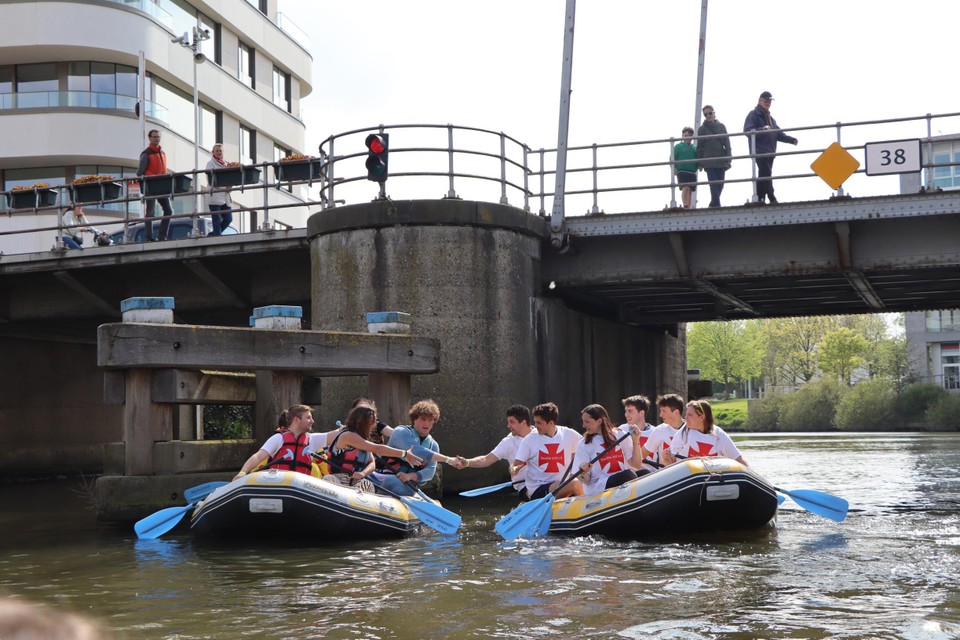 Tijdens Waterzooi nemen verschillende teams van Kazouvrijwilligers het tegen elkaar op in een meeslepende roeiwedstrijd.