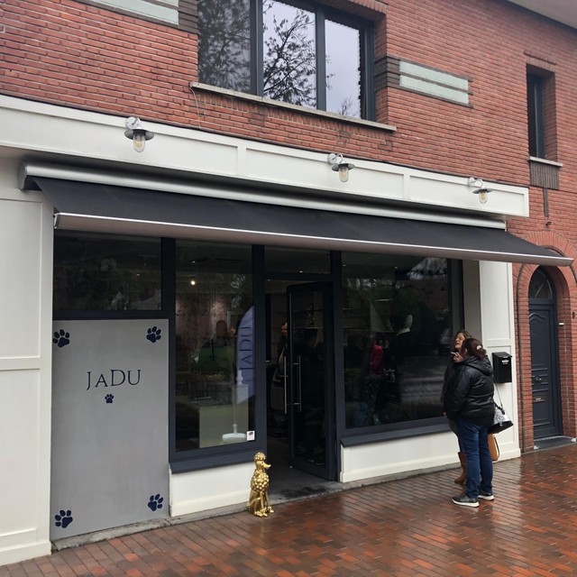 Het trimsalon JaDu is gevestigd in een voormalige kaaswinkel en bakkerij op de hoek van Singel en de Schoolstraat in Gierle.