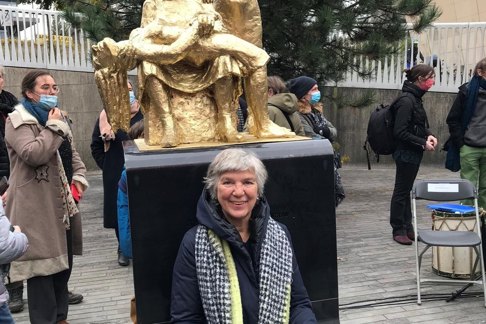 Liliane Versluys bij haar standbeeld van de ‘Onbekende Oorlogsvrouw’. 
