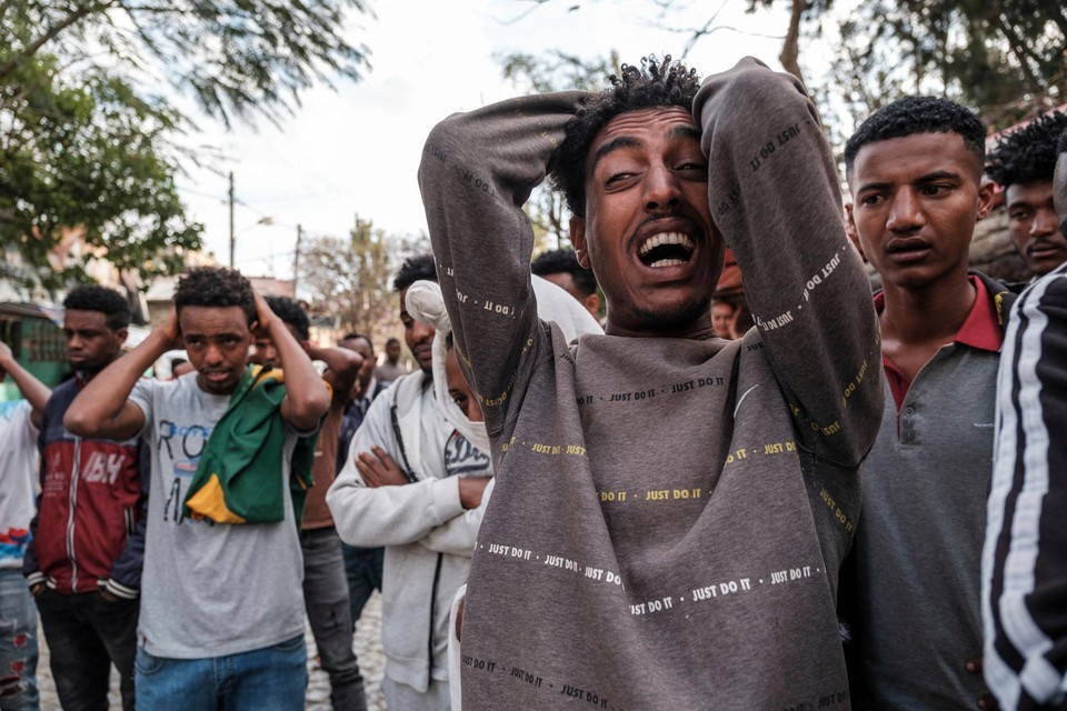 De man op de foto kijkt naar het levenloze lichaam van een tiener op het plein. Al maanden is er sprake van geweld in de regio
