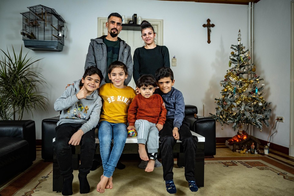 Adnan en Gulistan met kinderen Mustafa (9), Amina (7), Hanan (6) en Maria (2,5). Het Syrische vluchtelingengezin krijgt onderdak in de Maasmechelse kapelanie. In ruil doen ze daar wat klusjes.  
