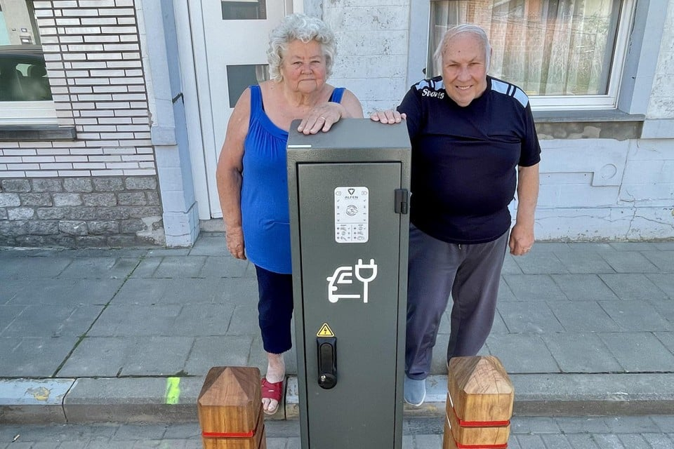 Christine (79) and Charles (85) were surprised on a Thursday morning by an unannounced charging station for their front door.