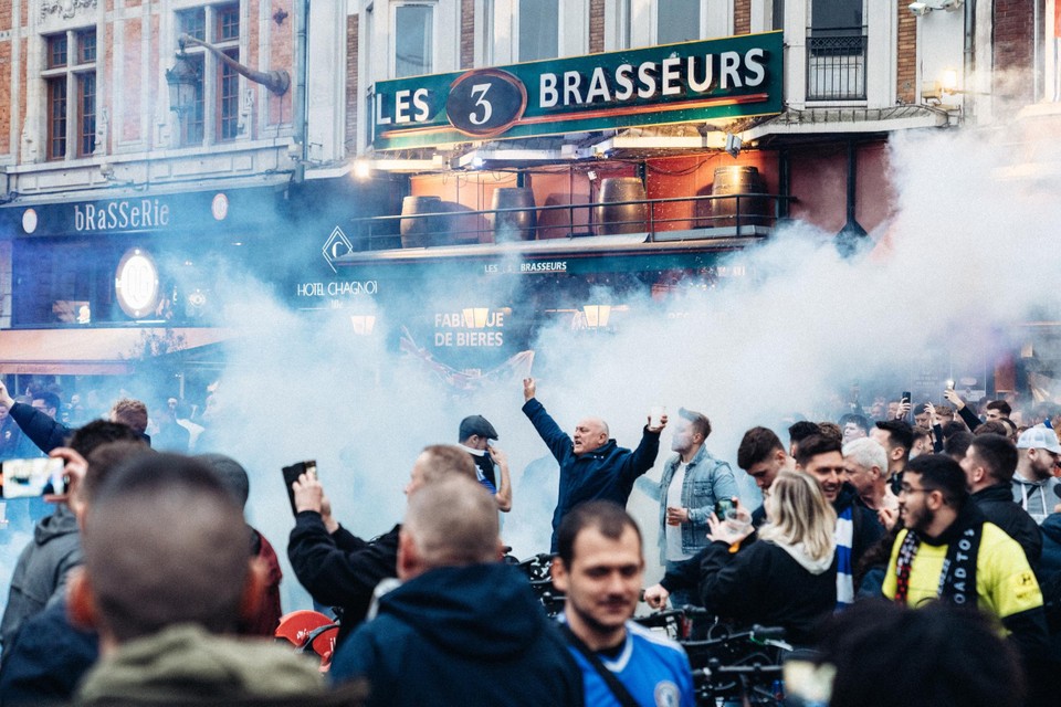 Supporters van Chelsea vieren een rokerig feestje voor de match.  Meer dan ooit willen ze hun trouw uitschreeuwen. 