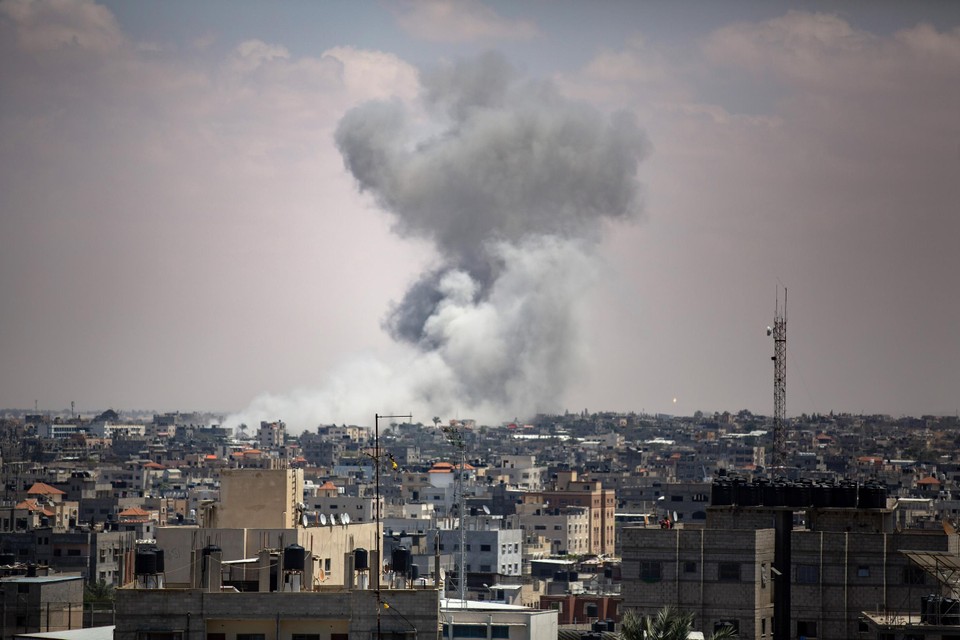 Rook in Rafah na een Israëlisch bombardement.