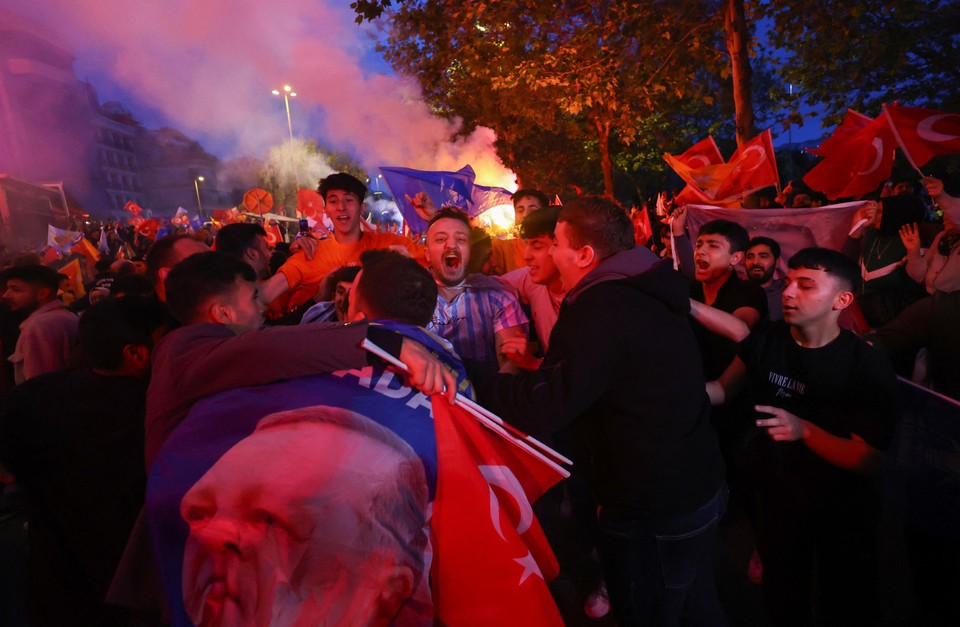 Supporters van Erdogan vieren feest in Istanbul zondagavond