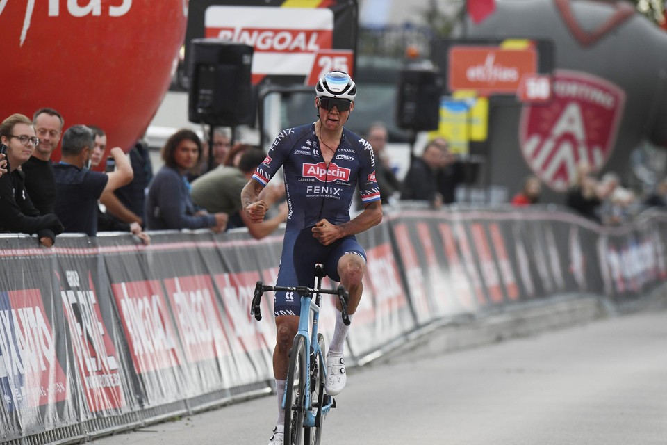 Van der Poel won bij zijn comeback meteen de Antwerp Port Epic.