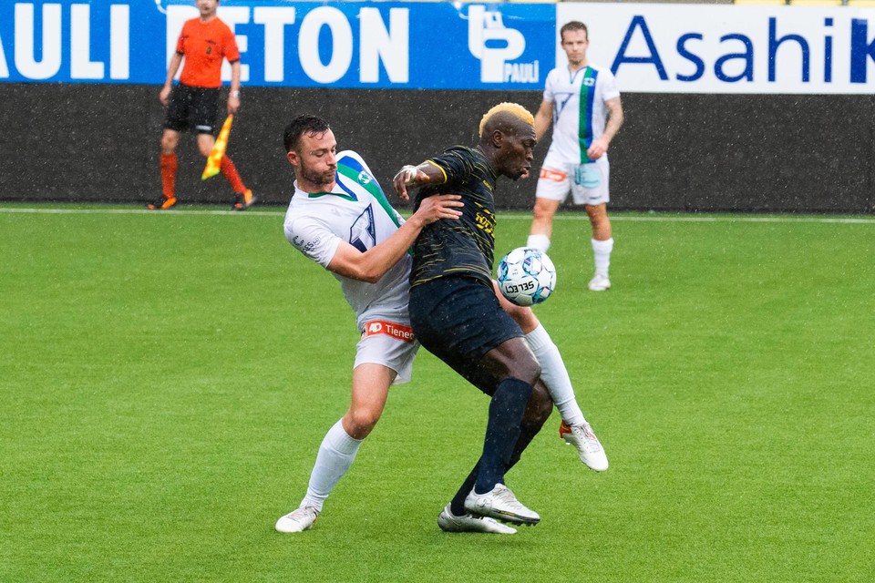 Fréderik Farin in duel met Yady Bangoura van THES.