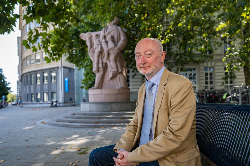 Auteur Eric Bauwens bij het standbeeld van Edward Anseele op de Zuid, betaald met giften van Gentse arbeiders.