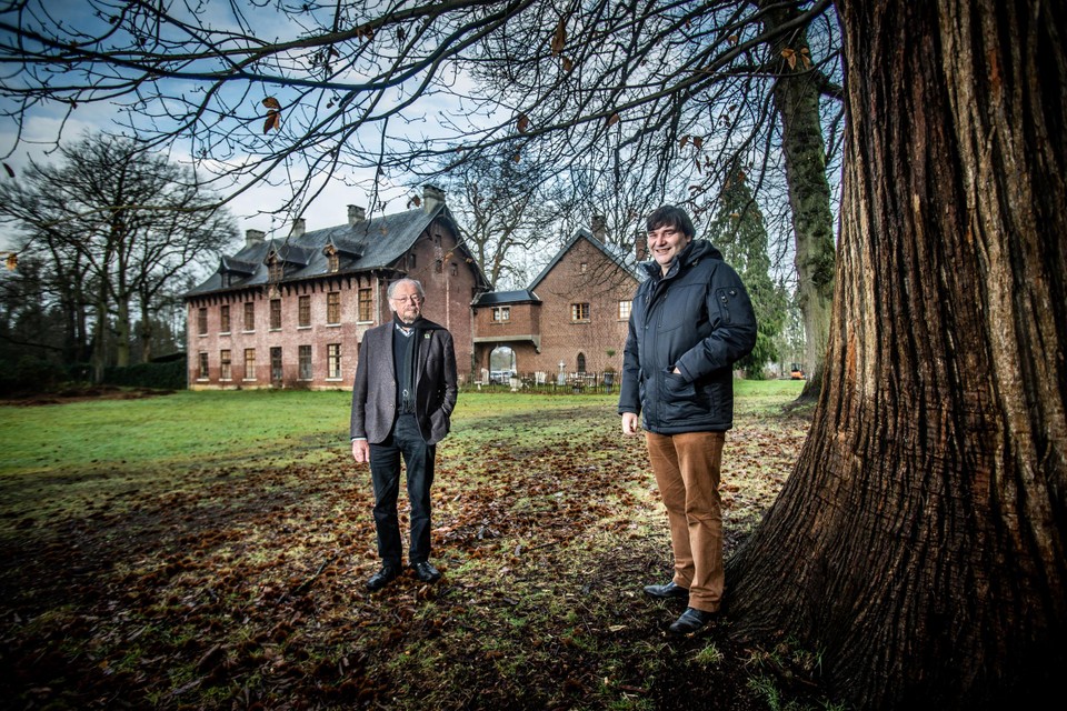 Pierre Van Haelst (l.) samen met directeur Frans Verstraeten in de tuin van de hoofdzetel van Limburgs Landschap.