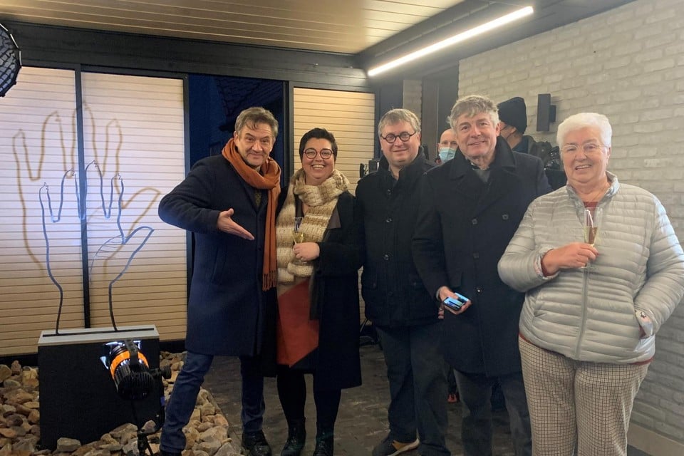 Annick Verneert (tweede van links) kreeg Bart Peeters (links) en Kamagurka (tweede van rechts) over de vloer om voor De Droomfabriek haar laatste wens te vervullen