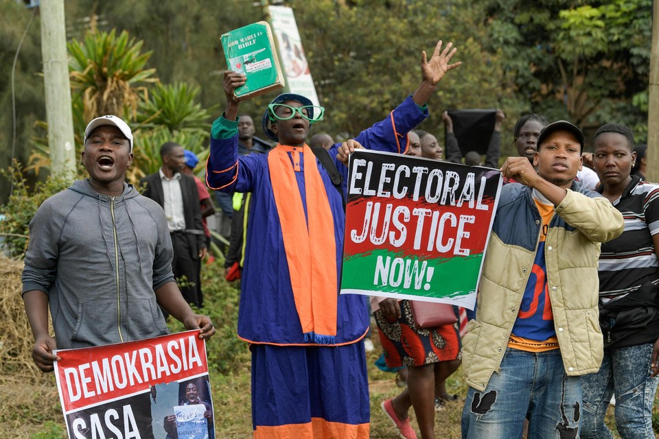 Aanhangers van Odinga betogen tegen de uitslag in Nairobi. 