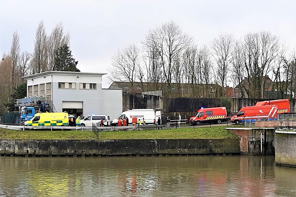 De hulpdiensten rukten maandagmiddag uit naar het pompgebouw aan het sluizencomplex in Ooigem.  