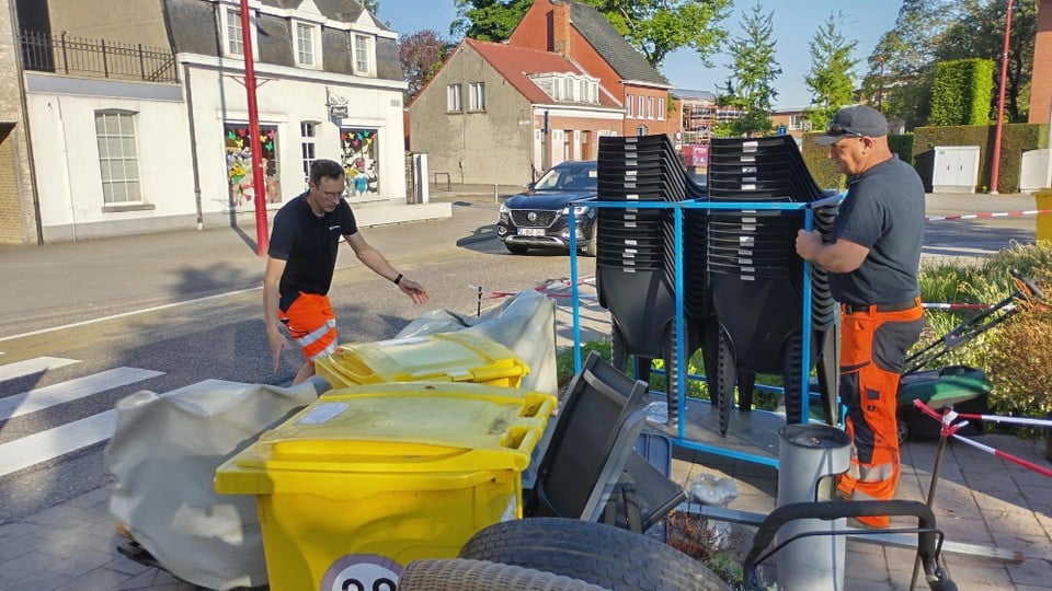 The municipal staff comes to collect the materials from the municipality.