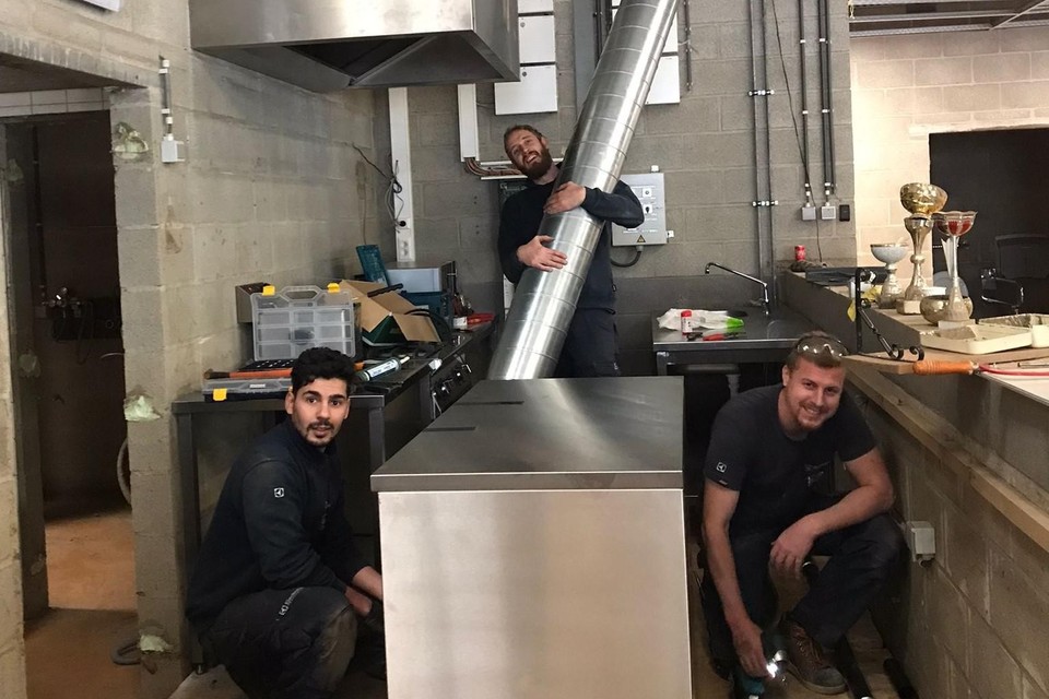 Ali, Matthias en Danny offeren een recupdag op om gratis een keuken van Van Riel Grootkeukens te plaatsen in de sporthal van Prayon.