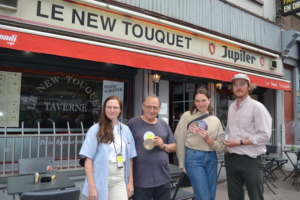 Initiatiefneemster en kunstenares Marlies De Clerck, cafébaas Michele D’Auria van Le New Touquet, kunstenares Anastasia Bay en curator van de expo Tim Wouters.