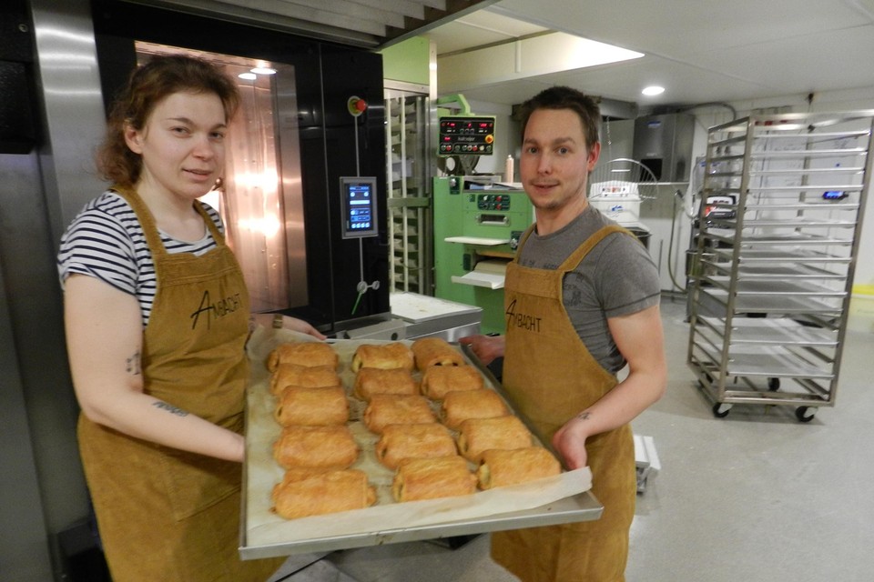 Tinne en Koen mochten op hun eerste dag volop worstenbroden bakken.