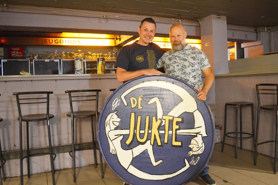Kurt en Jochen, aka Kurre en Bomme, in de kelder waar ze prachtige jaren beleefden. Zij stichtten De Jukte. Het logo werd destijds ontworpen door een oom van Kurt. 