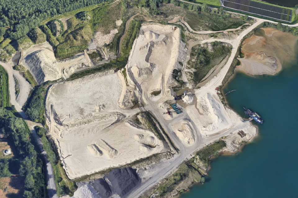Op luchtfoto’s van Google zijn de restanten van de zandontginning duidelijk te zien. 