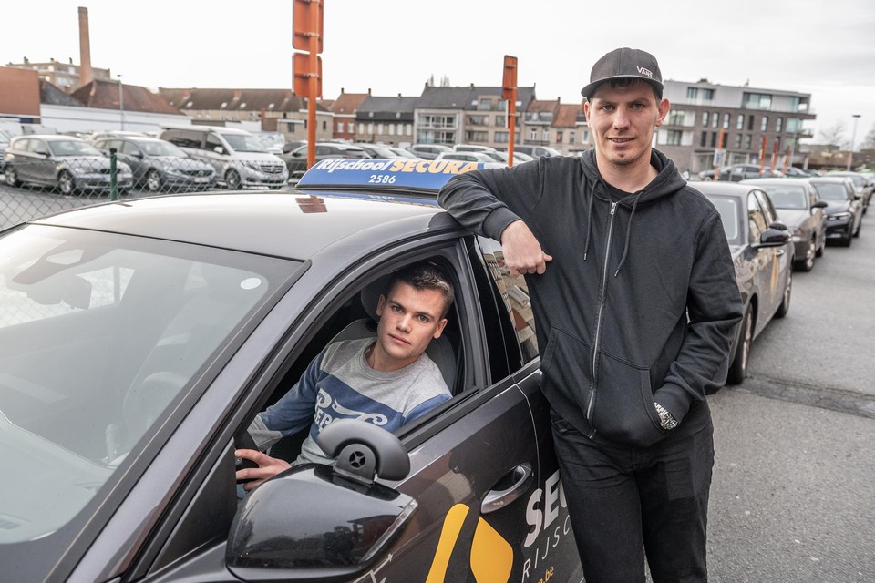 Jeroen Van Braeckel (in auto) en Jeroen De Meerleer zijn dit jaar Responsible Young Drivers.  