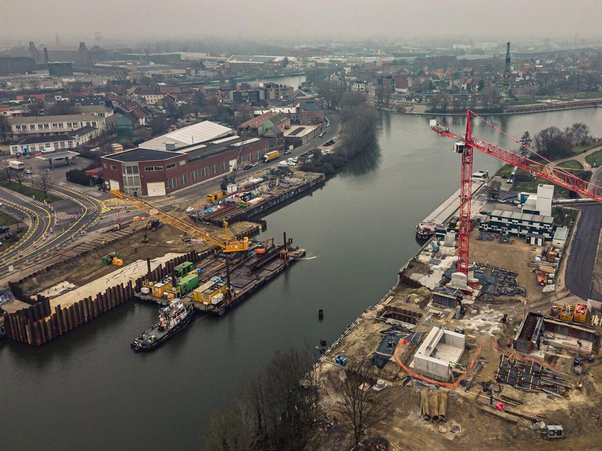 De eerste werken in het water gebeurden aan de kant van Dok-Noord.