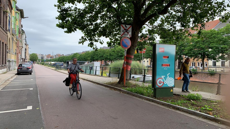 De nieuwe fietstelpaal aan de Visserij...