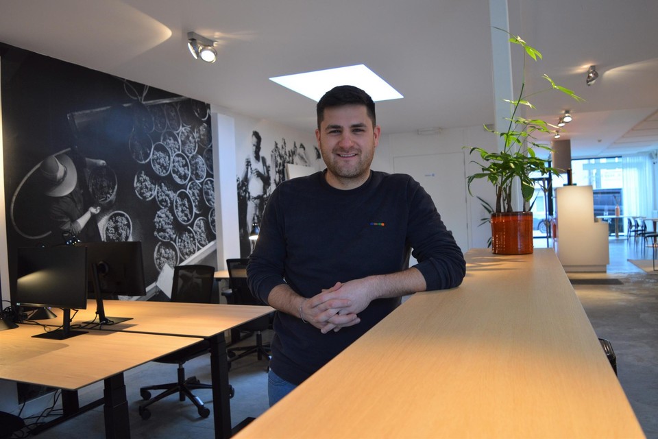 Maarten Van Gool in werkcafé HOEK aan de Handelslei.