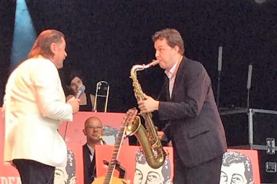 André de Laat als saxofonist aan de zijde van Marijn Devalck. 