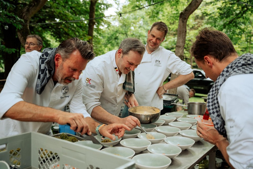 Chef Kristof Deprez (uiterst links) van De Mangerie serveert een gepofte oester met witloof, mousseline van appelcider en een jus van gefermenteerde champignons. 