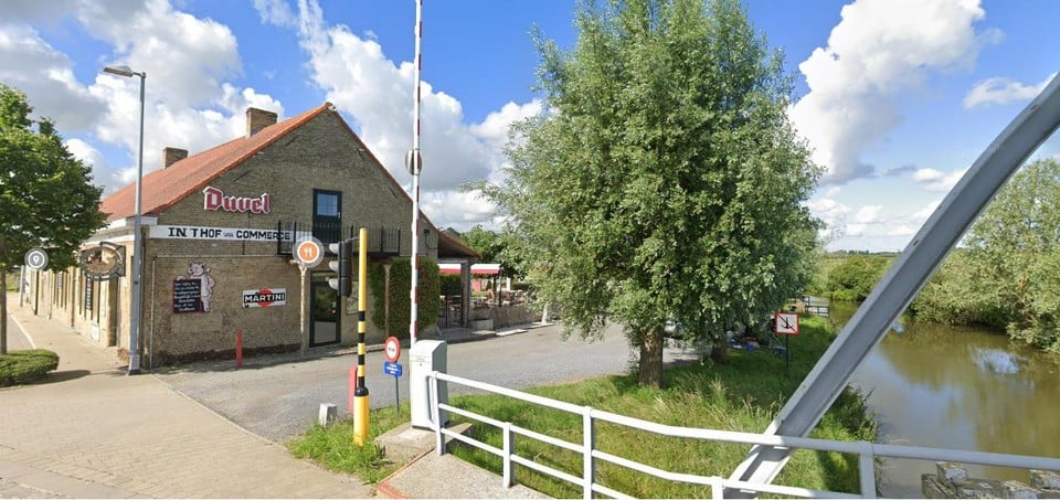 't Hof van Commerce in Stavele, next to the IJzer.
