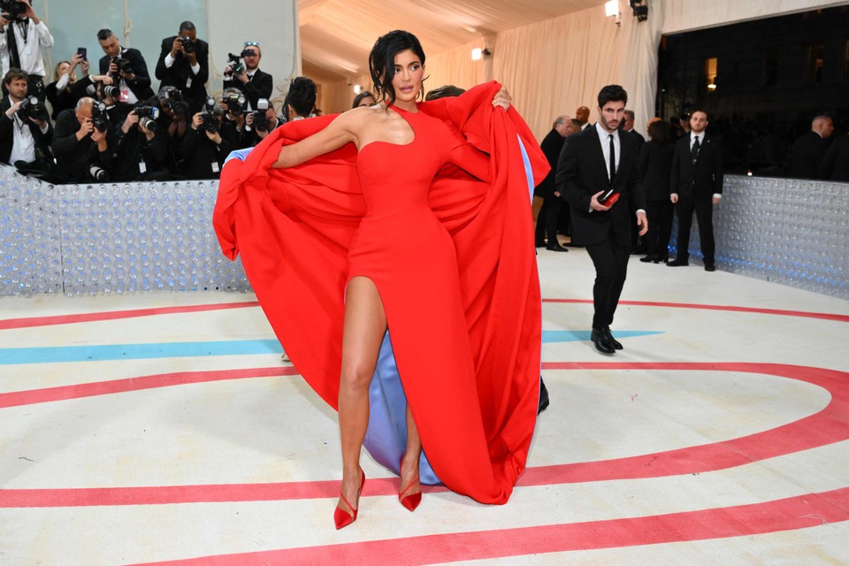 Kylie Jenner draagt ondergoed als kleren in Parijs